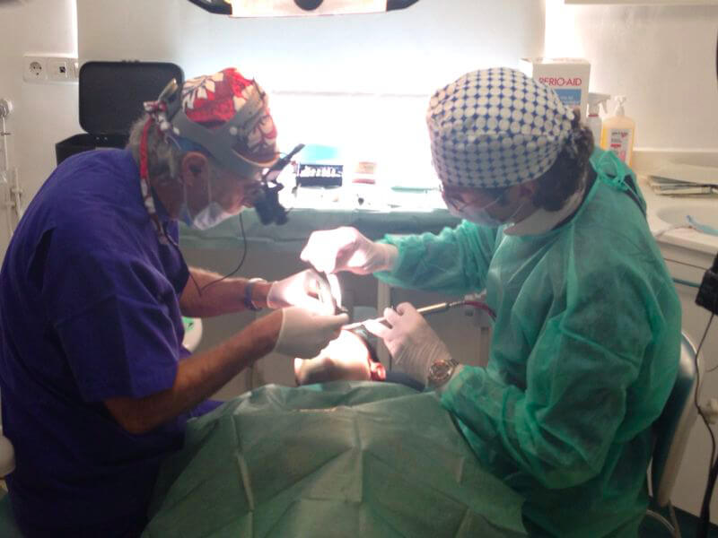 Il dr Gianfranco insieme al figlio Fabio che lo assiste durante la chirurgia in diretta.